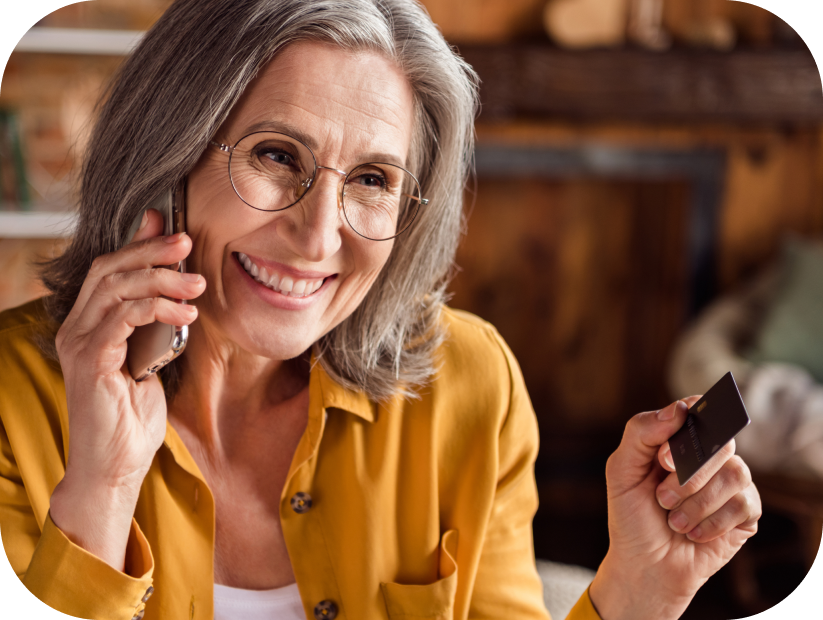 Patient using phone to pay for medical services from hotel room. Atendimento Médico
